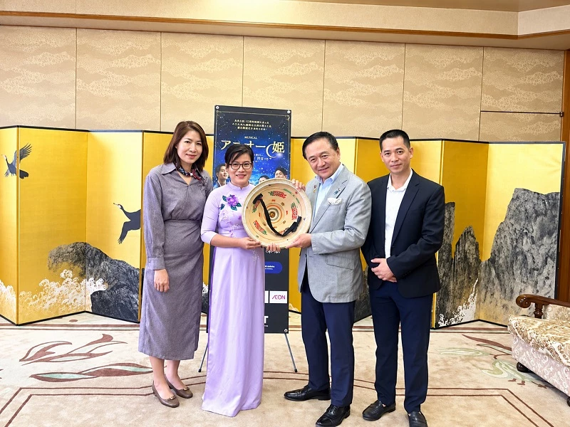 Tặng Nón ngựa Phú Gia cho Thống đốc tỉnh Kanagawa Yuji Kuroiwa. 