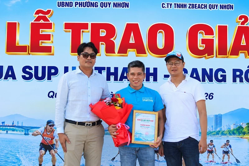 Ban tổ chức tri ân nhà tài trợ giải Giải đua SUP “Hà Thanh - Rạng rỡ đôi bờ”.