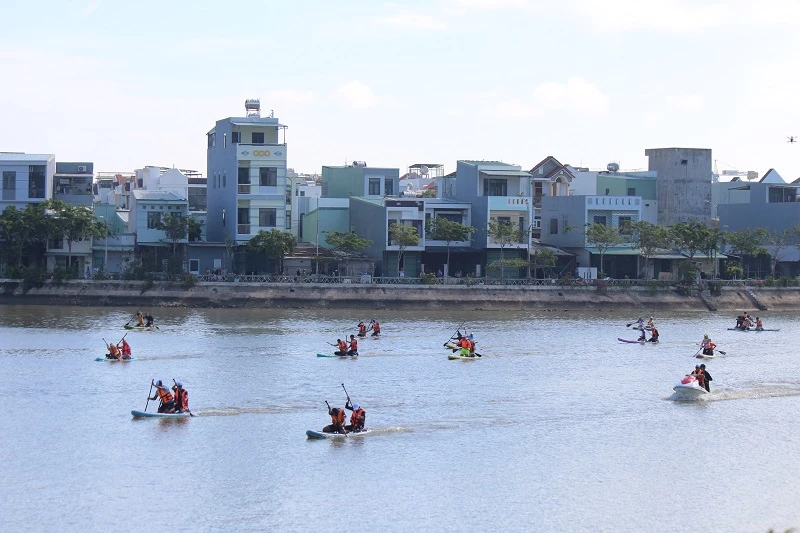 Cạnh tranh quyết liệt.