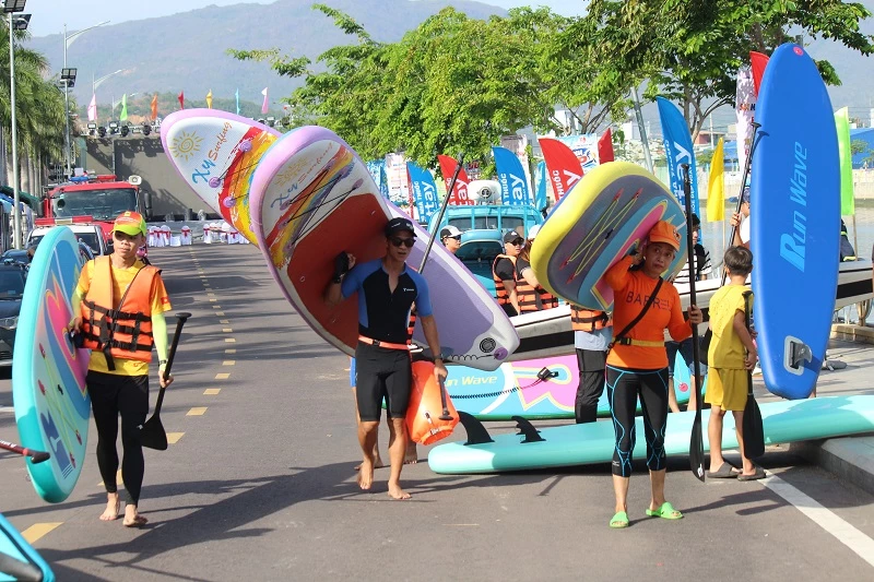 Giải quy tụ 70 vận động viên nam – nữ, tham gia tranh tài ở hai nội dung gồm SUP đơn với cự ly 400m và SUP đôi