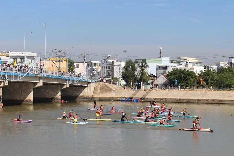 Canh tranh ngay từ đầu.