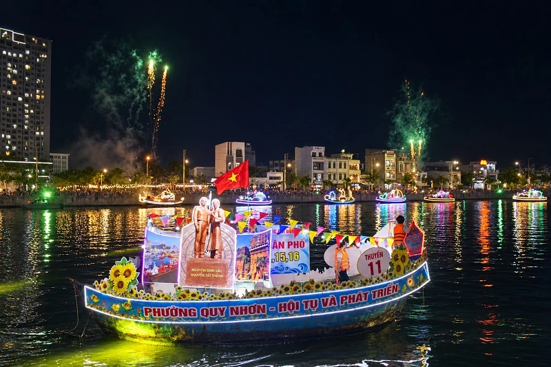 Mặt sông Hà Thanh trở thành sân khấu chính của đêm hội. Mặt sông Hà Thanh trở thành sân khấu chính của đêm hội.