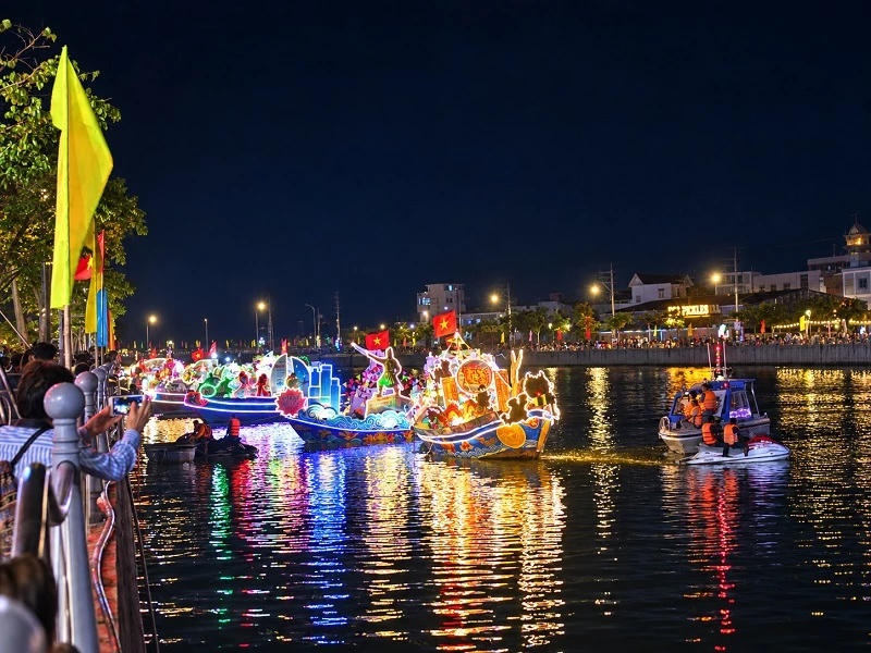 Tâm điểm của đêm khai mạc là hội thi “Thuyền hoa Hà Thanh” với 26 đội tham gia. Tâm điểm của đêm khai mạc là hội thi “Thuyền hoa Hà Thanh” với 26 đội tham gia.