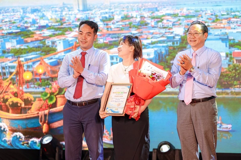 Lãnh đạo phường Quy Nhơn Đông trao giải ba cho thuyền hoa mang chủ đề "Tinh hoa làng nghề truyền thống" của đơn vị Quy Nhơn Đông.