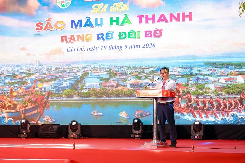 Phó Chủ tịch UBND phường Quy Nhơn Đông Bùi Duy Ninh phát biểu bế mạc Lễ hội “Sắc màu Hà Thanh - Rạng rỡ đôi bờ” năm 2026. 