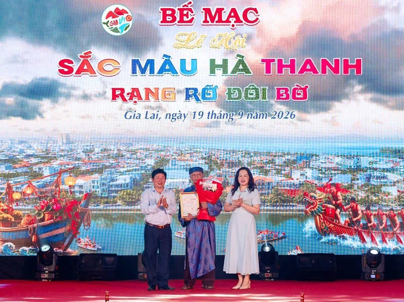 Lãnh đạo phường Quy Nhơn trao giải nhất hội thi “Thuyền hoa Hà Thanh” cho thuyền hoa chủ đề "Đức thánh Trần - Hào khí non sông" của đơn vị Quy Nhơn.