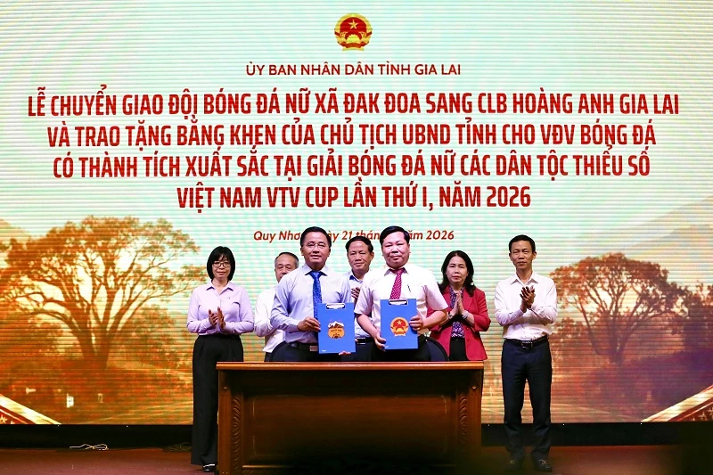 đại diện UBND xã Đak Đoa và Câu lạc bộ Hoàng Anh Gia Lai (CLB HAGL) ký kết chuyển giao đội bóng đá nữ Đak Đoa đại diện UBND xã Đak Đoa và Câu lạc bộ Hoàng Anh Gia Lai (CLB HAGL) ký kết chuyển giao đội bóng đá nữ Đak Đoa