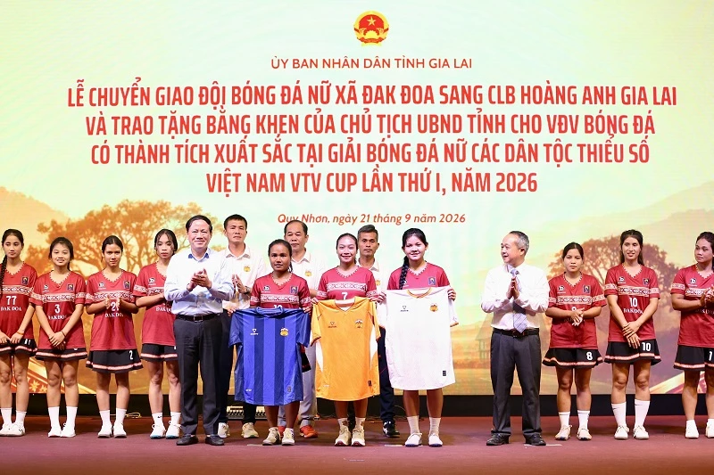 Trao áo đấu mới mang thương hiệu HAGL cho các nữ cầu thủ. Trao áo đấu mới mang thương hiệu HAGL cho các nữ cầu thủ.