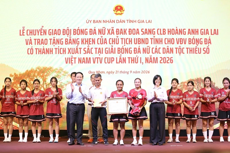 Lãnh đạo UBND tỉnh Gia Lai khen thưởng cho đội bóng. Lãnh đạo UBND tỉnh Gia Lai khen thưởng cho đội bóng.