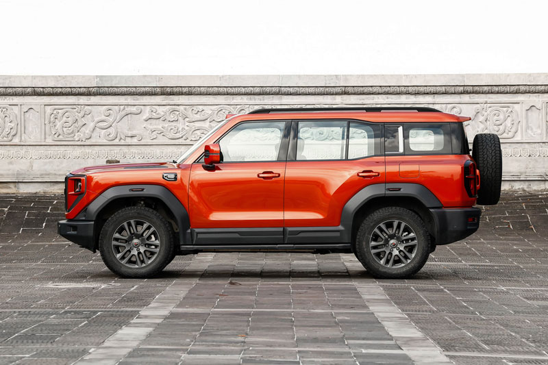 SUV địa hình dài hơn 5,1 mét, mạnh 831 mã lực, giá gần 1,4 tỷ đồng