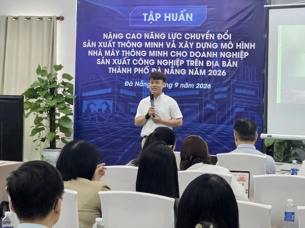 ThS. Đào Hải  (Tổng giám đốc Công  ty Cổ phần tập đoàn  Ouransoft - Chuyên  gia tư vấn Bộ Tài  chính, Chuyên gia tư  vấn Chuyển đổi số và  Nhà máy thông minh) trình bày chuyên đề tại chương trình tập huấn.
