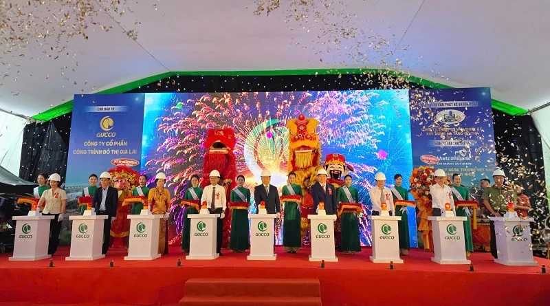 Lãnh đạo UBND tỉnh Gia Lai cùng các đại biểu và chủ đầu tư thực hiện nghie thức khởi công dự án. Lãnh đạo UBND tỉnh Gia Lai cùng các đại biểu và chủ đầu tư thực hiện nghie thức khởi công dự án.