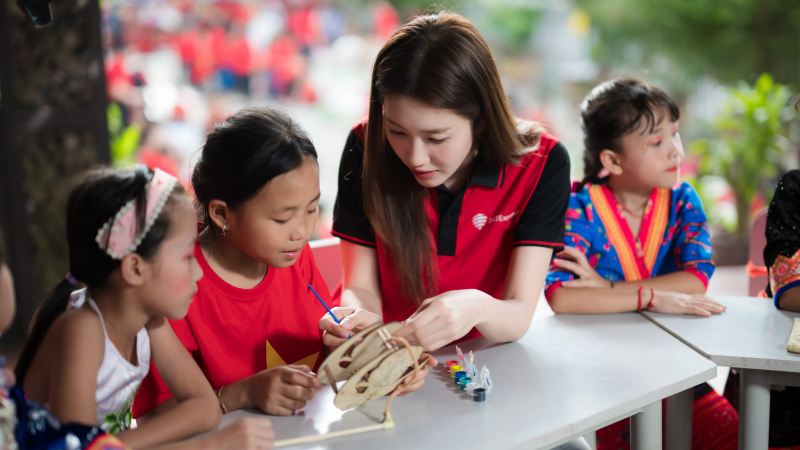 Thuý Ngân mang trung thu đáng nhớ đến 1300 em nhỏ vùng cao