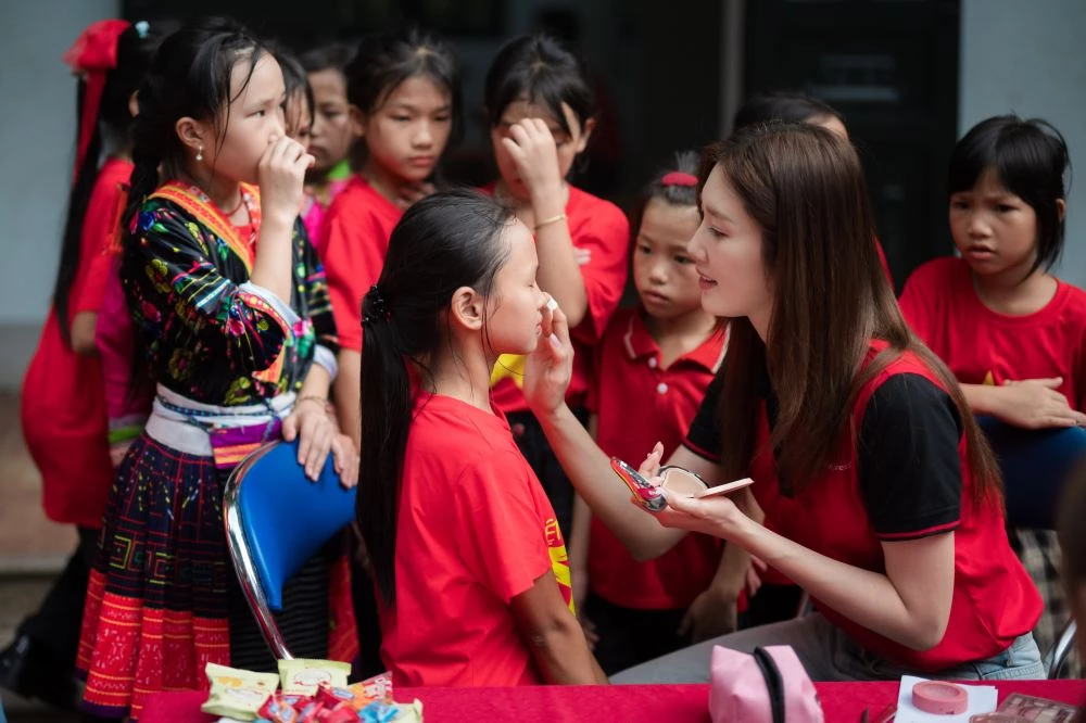 Diễn viên Thuý Ngân lần đầu làm "thợ trang điểm" cho các em học sinh