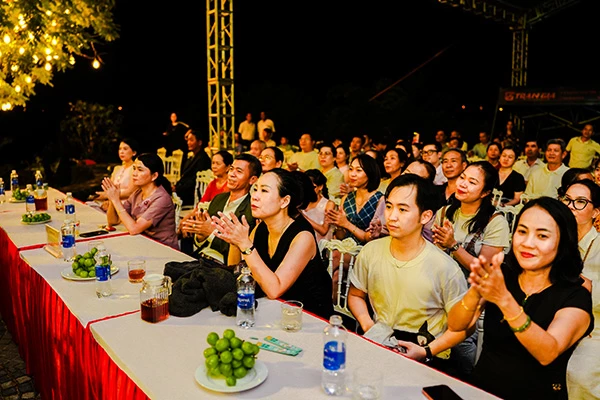 Đông đảo khán giả đến với chương trình.