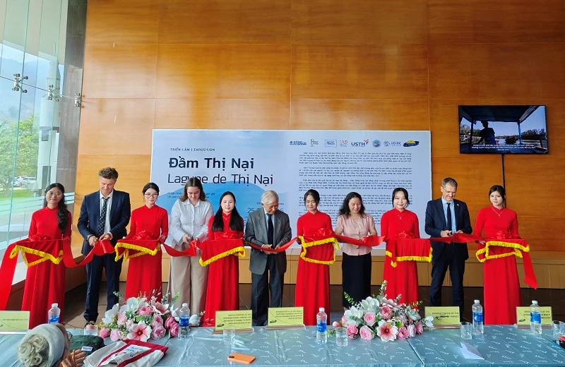 Các đại biểu thực hiện nghi thức cắt băng khai mạc triển lãm “Đầm Thị Nại: Di sản thiên nhiên đáng được gìn giữ”. 