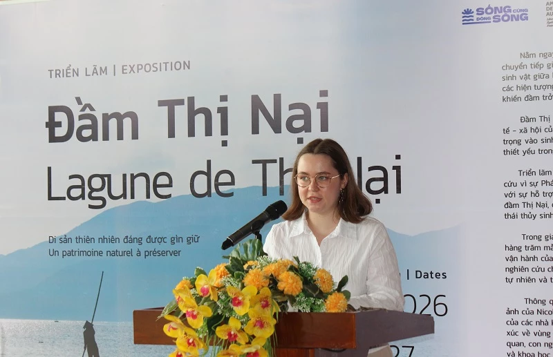 Bà Daphn&eacute; Trichet - đại diện Đại sứ quán Pháp tại Việt Nam, chia sẻ thông tin.