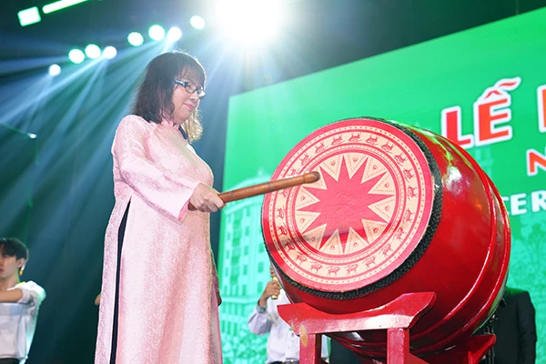 TS. Nguyễn Thị Anh Đào - Hiệu trưởng trường Đại học Đông Á đánh trống khai giảng năm học mới.