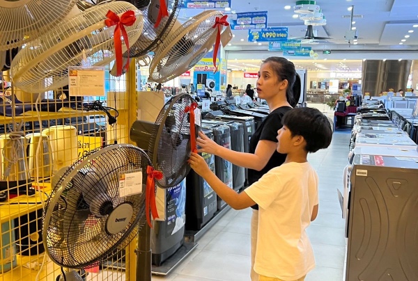 Người tiêu dùng thận trọng khi 'xuống tiền', doanh nghiệp phải thay đổi cách bán