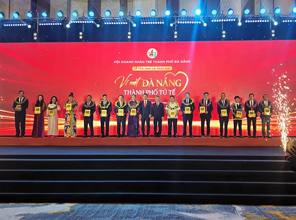 Trao giải thưởng “Vì một Đà Nẵng – Thành phố tử tế” năm 2026 cho 15 cá nhân.