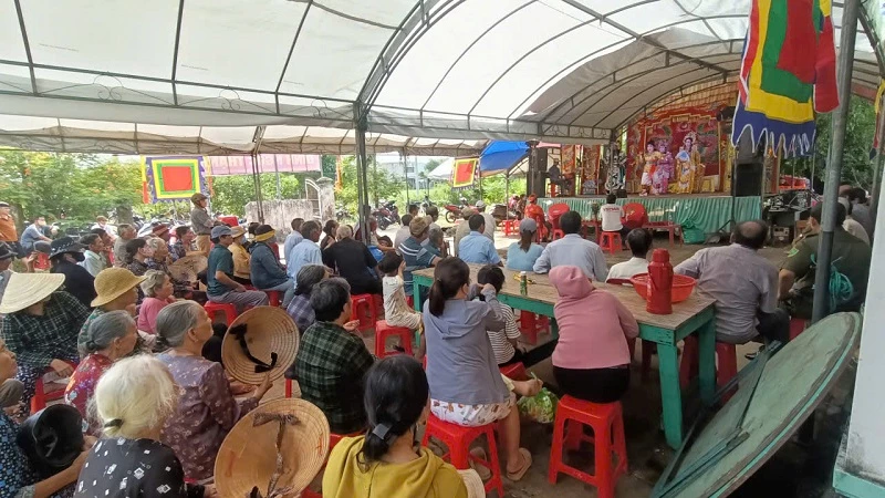 Người dân xem hát Tuồng tại Đình Ngọc Thạnh dịp khởi công khởi công dự án tu bổ, phục hồi di tích lịch sử Đình Ngọc Thạnh. 