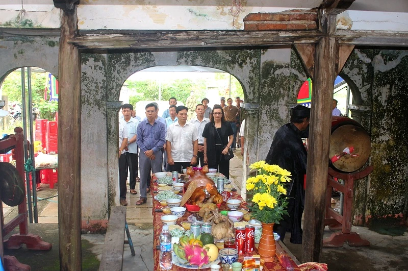 lãnh đạo Đảng ủy, HĐND, UBND xã cùng đông đảo người dân địa phương thể hiện sự chung tay trong hành trình gìn giữ một phần ký ức của vùng đất.