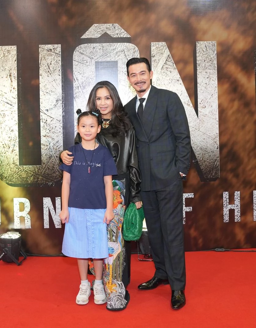 Quách Ngọc Ngoan và con gái chụp hình cùng diva Thanh Lam.