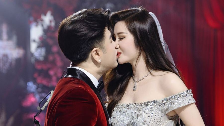 Akira Phan bật khóc khi trao lời yêu dành cho vợ trong lễ cưới