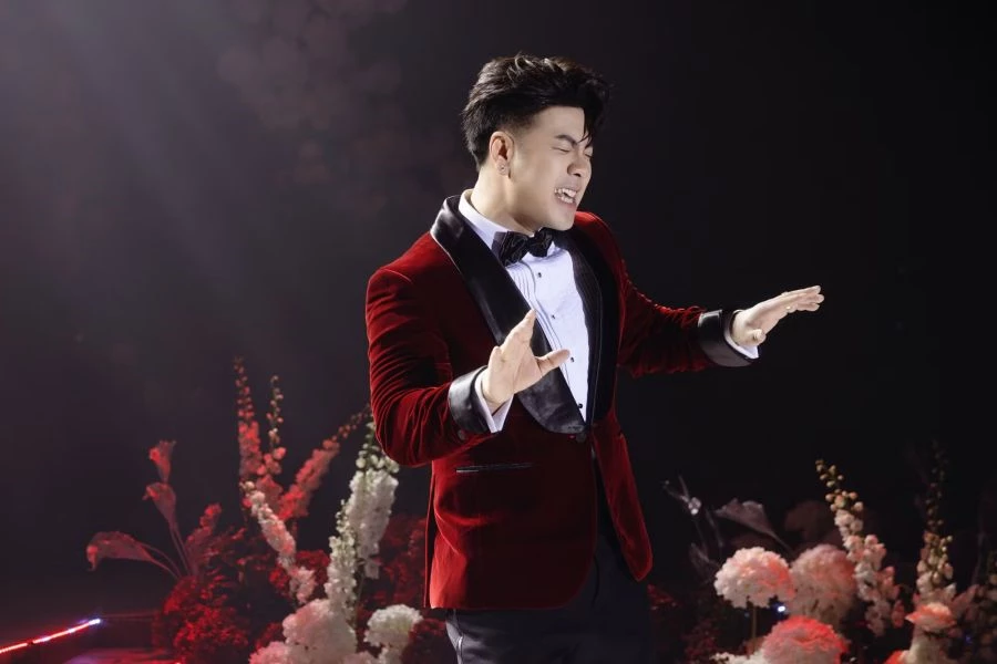 Ca sĩ Akira Phan hát tặng vợ trong lễ cưới.