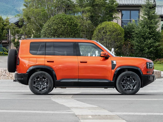 SUV địa hình cỡ lớn mạnh 551 mã lực, giá gần 1 tỷ đồng