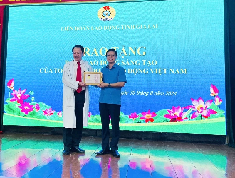 TS.BS Phạm Tỵ - Trưởng khoa Phẫu thuật thần kinh cột sống, Bệnh viện Đa khoa Gia Lai, đã hơn 10 lần nhận Bằng Lao động sáng tạo.