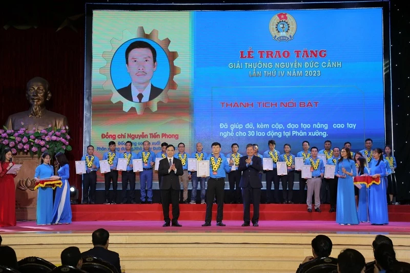 ông Nguyễn Tiến Phong – Ủy viên Ban Chấp hành Công đoàn cơ sở, Đốc công ca sản xuất kiêm Tổ trưởng 3 ca hóa chế thuộc Phân xưởng Đường, Nhà máy Đường An Khê, có sáng kiến cải tạo thùng chứa nước mía hỗn hợp hai dây chuyền. 