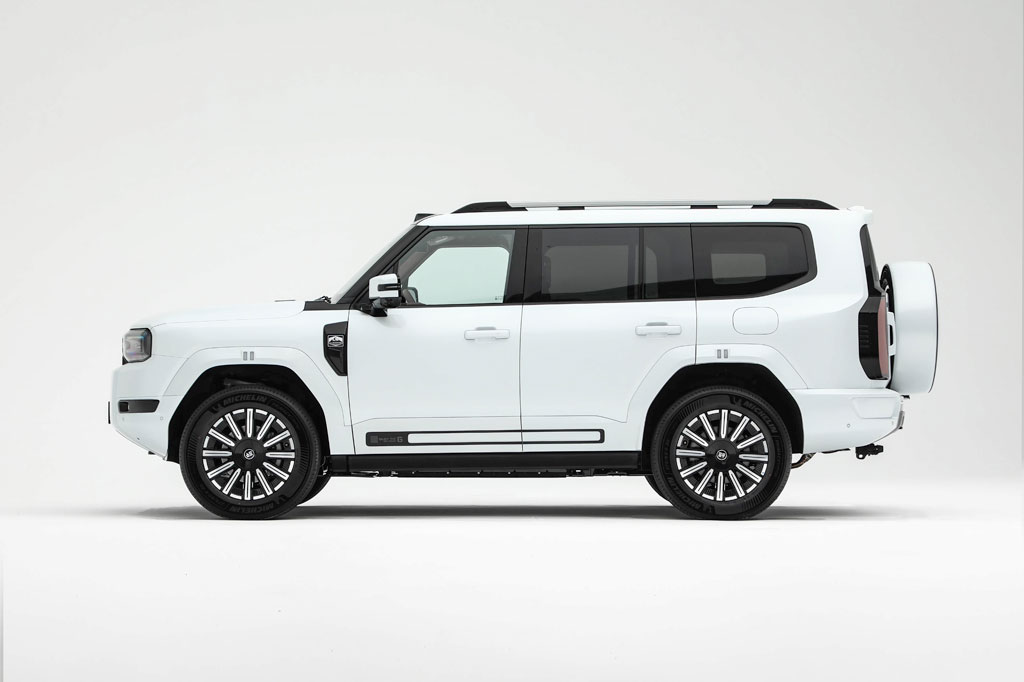 SUV địa hình dài gần 5,2 mét, công suất 761 mã lực, giá chưa tới 1,3 tỷ đồng