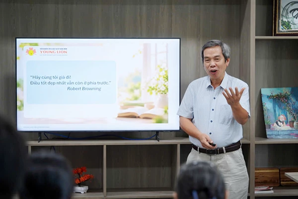 BS.CKII Lâm Tứ Trung chia sẻ với những người cao tuổi đang sinh hoạt, điều trị tại khoa Lão – BV C Đà Nẵng.