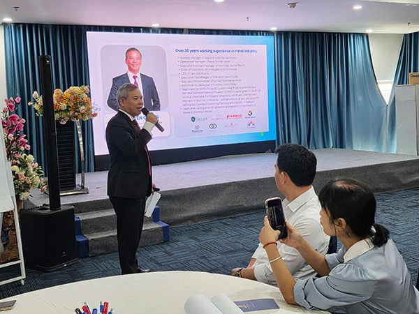 Chuyên gia Nguyễn Quang giúp nâng cao nghiệp vụ cho trưởng, phó bộ phận buồng phòng tại các cơ sở lưu trú du lịch trên địa bàn Đà Nẵng.