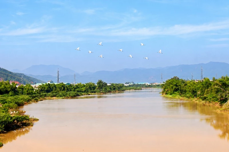 Sông Hà Thanh gây chia cắt đôi bờ.