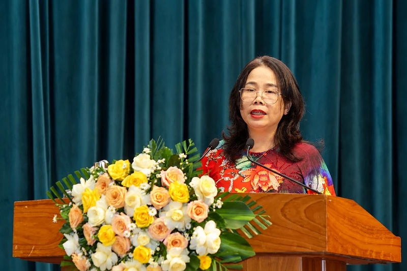 Bà Đỗ Thị Diệu Hạnh - Giám đốc Sở Văn hóa, Thể thao và Du lịch tỉnh Gia Lai, trình bày trình bày các tờ trình và dự thảo nghị quyết thuộc lĩnh vực văn hóa, thể thao, du lịch 