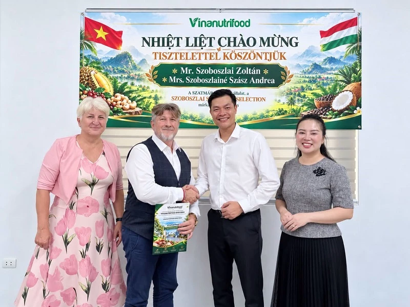 Lãnh đạo Vinanutrifood Bình Định (bên phải) tiếp và làm việc với lãnh đạo Công ty Szatmár - Bio Kft.