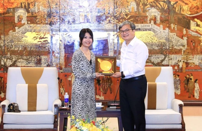 Phó Chủ tịch UBND Thành phố Trương Việt Dũng tặng quà lưu niệm Đoàn đại biểu Hiệp hội Bán dẫn Đông Nam Á. Ảnh: Hanoi.gov.vn.