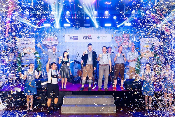 Khoảnh khắc nâng ly trên sân khấu khai mạc GBA Oktoberfest Đà Nẵng 2026 tại Cung Hội nghị quốc tế Furama Resort Đà Nẵng.