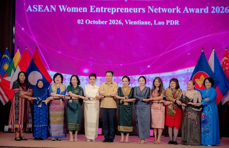 Bộ trưởng Bộ Công Thương Lào chúc mừng đại diện lãnh đạo hiệp hội nữ doanh nhân các nước thuộc Mạng lưới Nữ doanh nhân ASEAN (AWEN). 