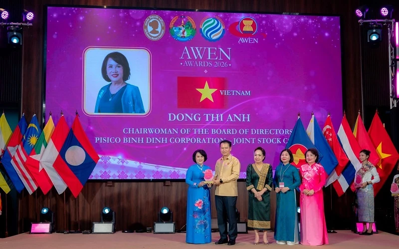 Bộ trưởng Bộ Công Thương Lào trao giải thưởng Nữ doanh nhân ASEAN xuất sắc năm 2026 cho bà Đồng Thị Ánh - Phó Chủ tịch VAWE, Chủ tịch HĐQT Tổng Công ty PISICO Bình Định – CTCP.