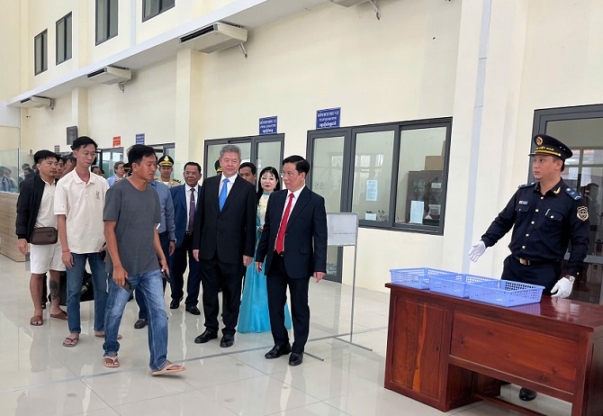 Khai trương cặp cửa khẩu quốc tế đường bộ Khánh Bình - Chrey Thom