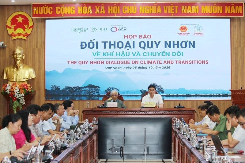 Phó Chủ tịch UBND tỉnh Gia Lai Lâm Hải Giang và GS Trần Thanh Vân - Chủ tịch Hội Khoa học Gặp gỡ Việt Nam, Giám đốc Trung tâm ICISE chủ trì buổi họp báo.