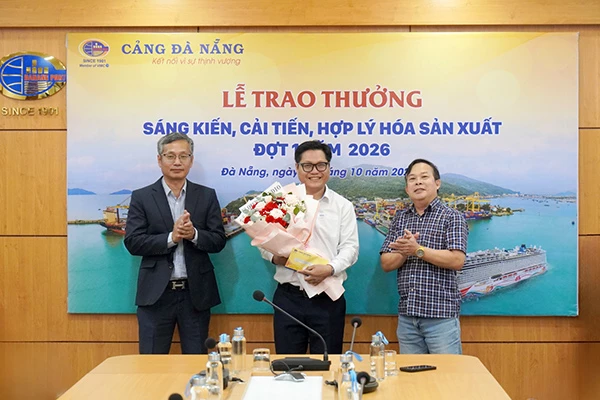 Chủ tịch Hội đồng Khoa học – Công nghệ Cảng Đà Nẵng Phạm Đặng Hoà Bình (trái) và Phó Tổng giám đốc Cảng Đà Nẵng Lê Tấn Minh trao giải cho anh Nguyễn Hữu Long (giữa) là một trong hai tác giả của sáng kiến “Áp dụng phần mềm xử lý và số hóa sơ đồ xếp dỡ container trên tàu (Bayplan)”.