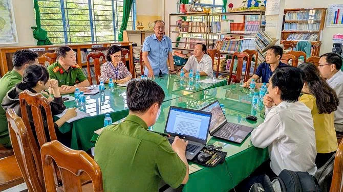 Đoàn kiểm tra Liên ngành kiểm tra giấy tờ, hồ sơ, thủ tục pháp lý và kiểm tra thực tế tại bãi đỗ, điểm trông giữ xe thuộc Trường THPT Nguyễn Hữu Cảnh