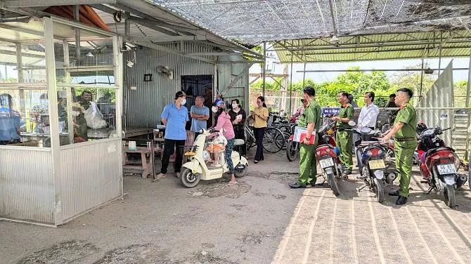 Đoàn kiểm tra liên ngành kiểm tra giấy tờ, hồ sơ, thủ tục pháp lý và kiểm tra thực tế tại bãi đỗ, điểm trông giữ xe thuộc Trung tâm Y tế Chợ Mới.
