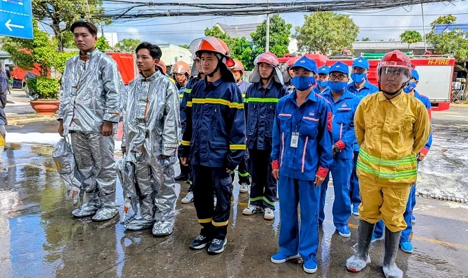 Các thành viên tham gia diễn tập nghe nhận x&eacute;t của 