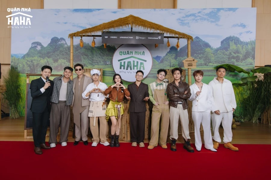 Các nghệ sĩ tại sự kiện công bố chương trình.