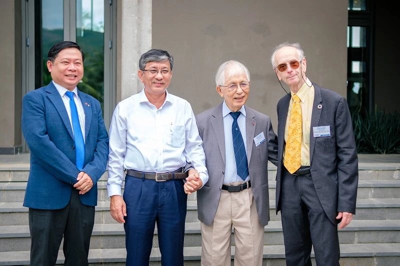 Thứ trưởng Bộ Khoa học và Công nghệ Trần Trung Tín cùng các nhà khoa học.